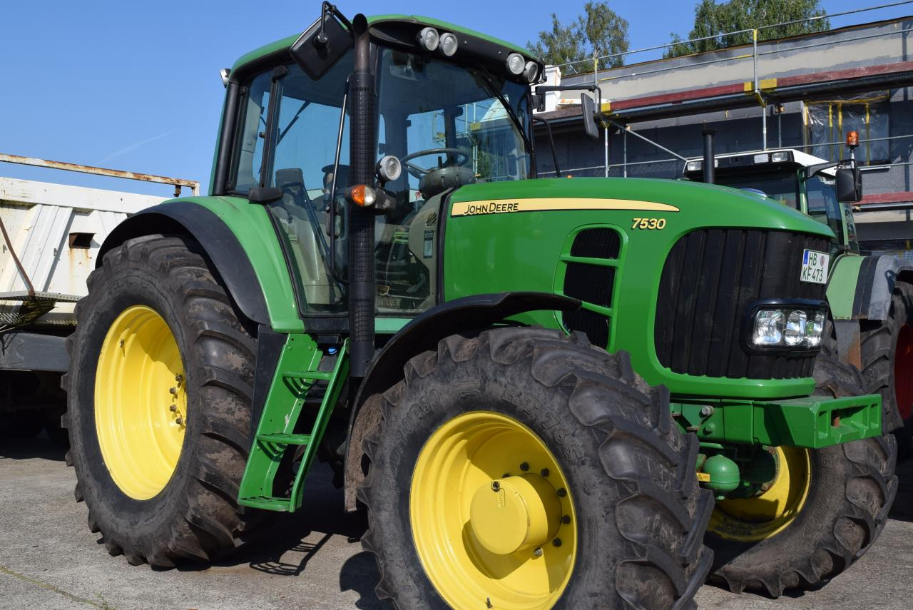 John Deere 7530 Premium - Traktor: 2 kép. John Deere 7530 Premium - Traktor: 2 kép.