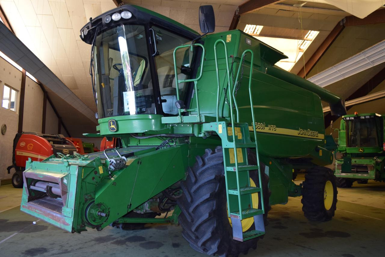 John Deere 9560 i WTS - Kombájn: 2 kép. John Deere 9560 i WTS - Kombájn: 2 kép.