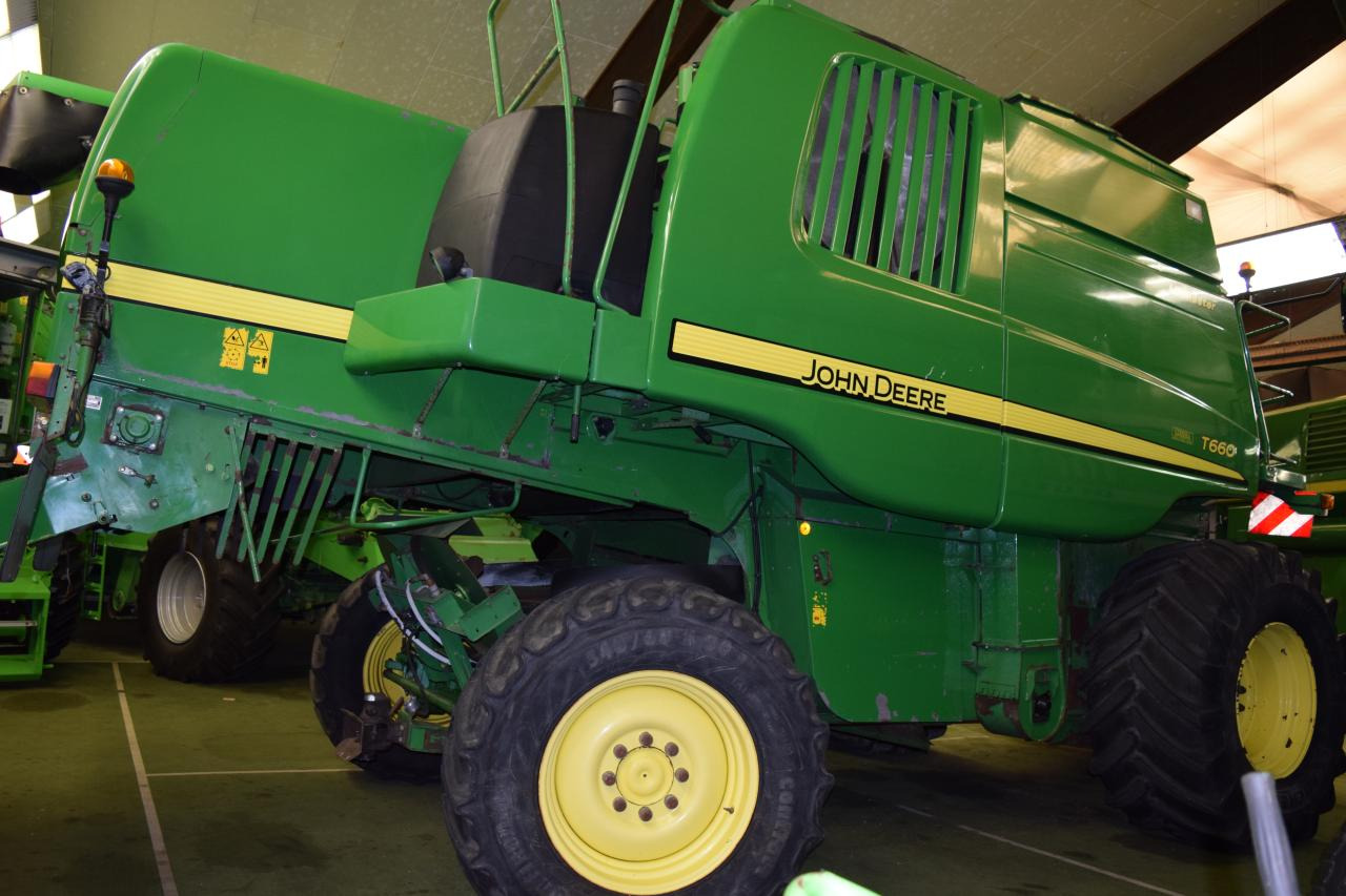 John Deere T 660 HM - Kombájn: 5 kép. John Deere T 660 HM - Kombájn: 5 kép.