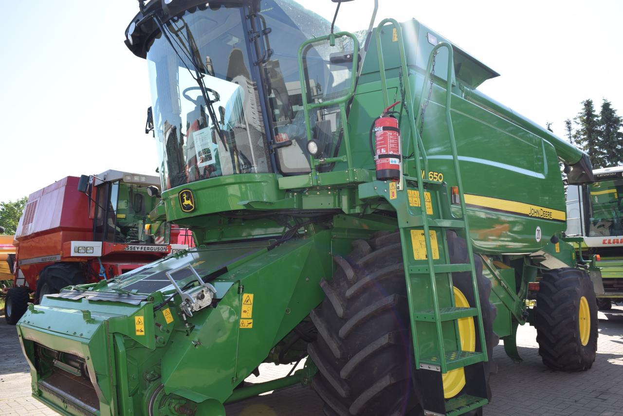 John Deere W 650 - Kombájn: 2 kép. John Deere W 650 - Kombájn: 2 kép.