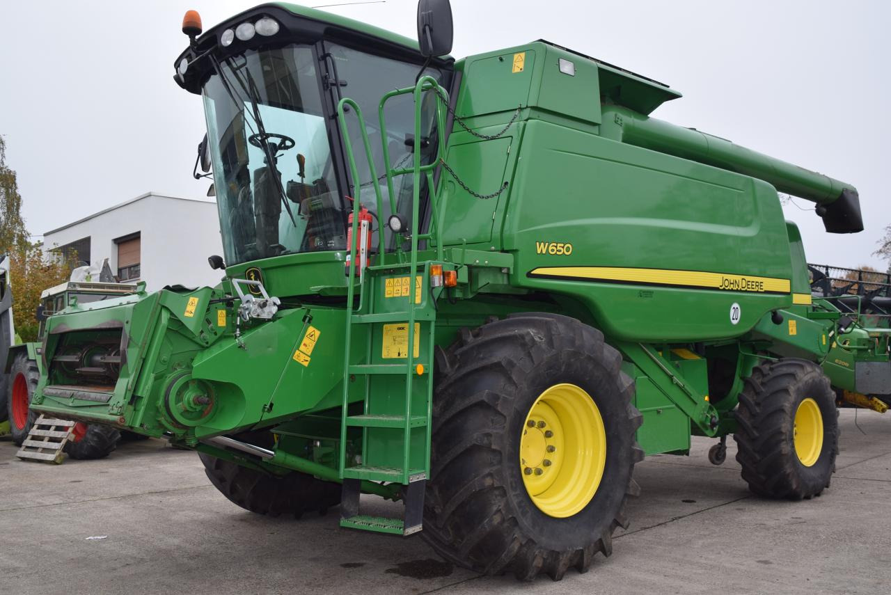 John Deere W 650 - Kombájn: 1 kép. John Deere W 650 - Kombájn: 1 kép.