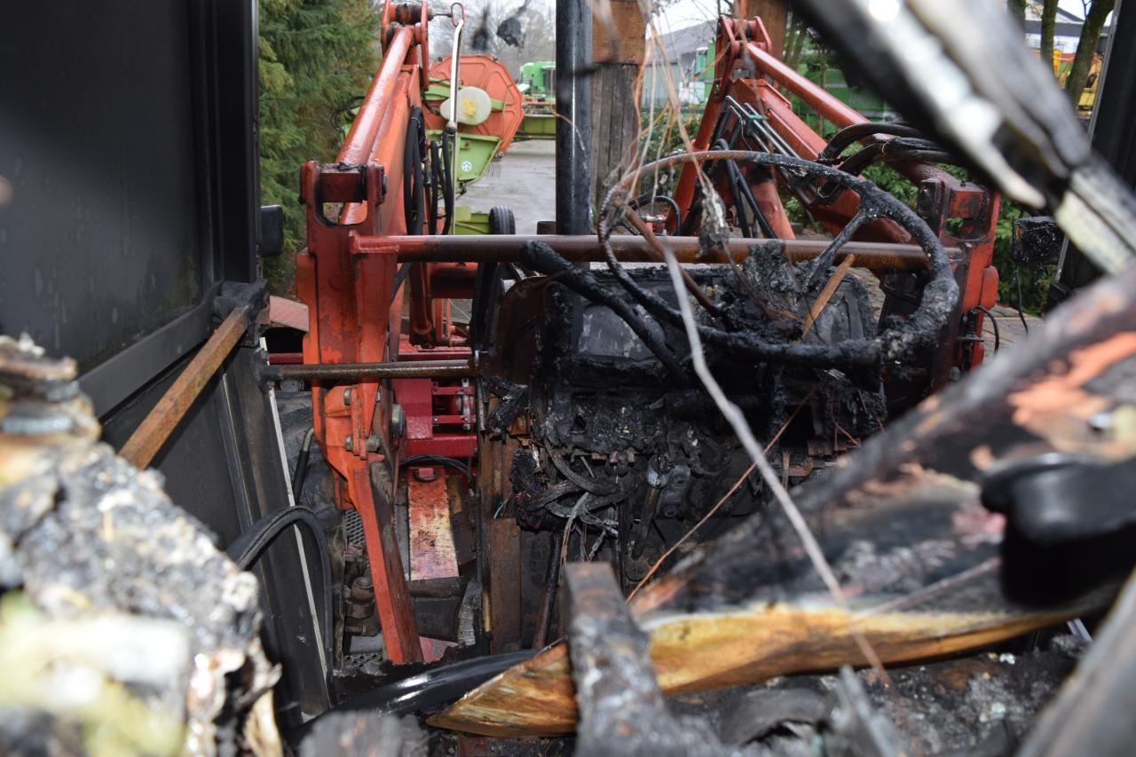 Traktor Massey Ferguson MF 390 T *Brandschaden*: 7 kép. Traktor Massey Ferguson MF 390 T *Brandschaden*: 7 kép.