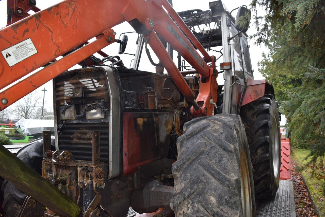 Traktor Massey Ferguson MF 390 T *Brandschaden*: 10 kép. Traktor Massey Ferguson MF 390 T *Brandschaden*: 10 kép.