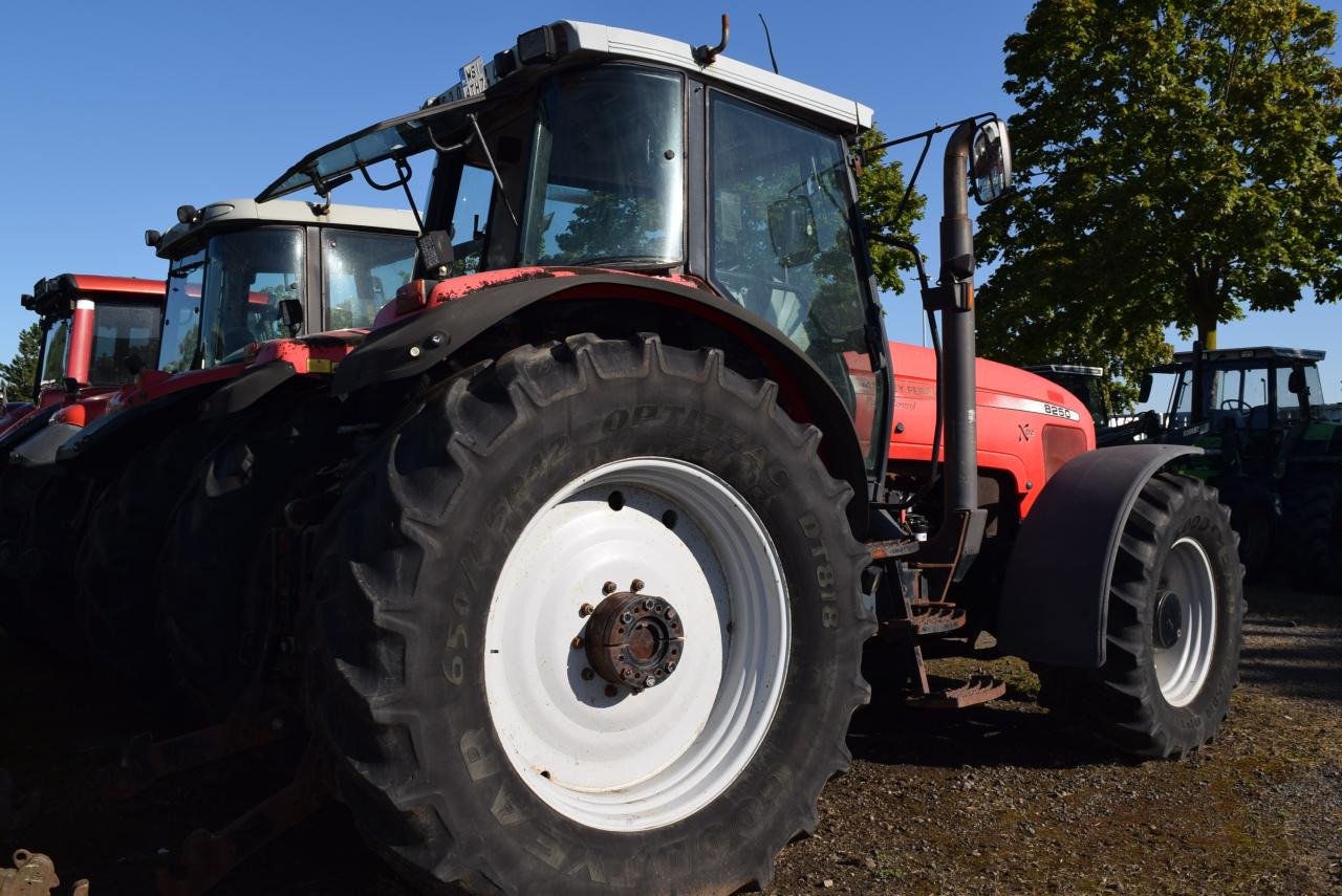 Massey Ferguson MF 8250 - Traktor: 4 kép. Massey Ferguson MF 8250 - Traktor: 4 kép.