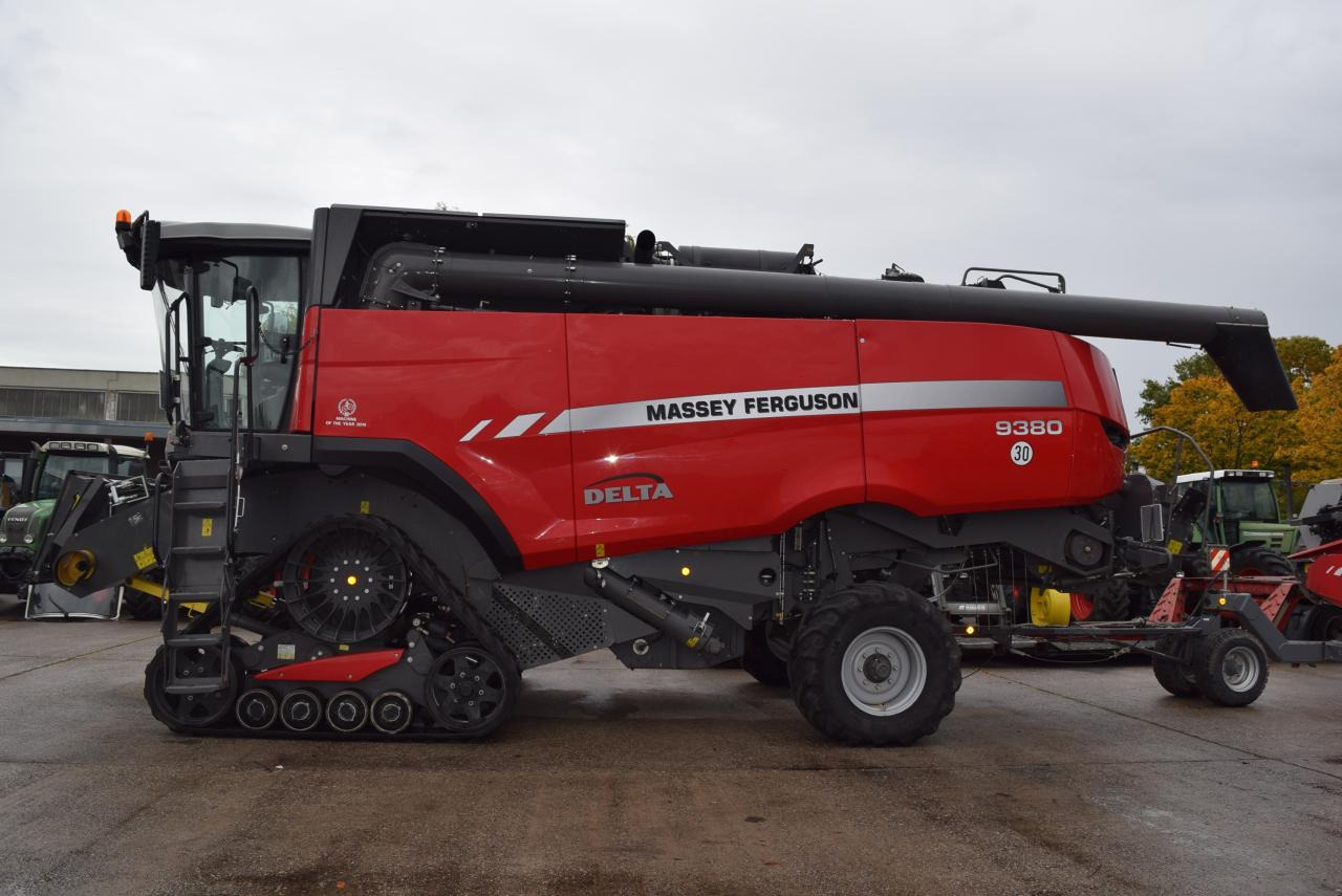 Massey Ferguson MF 9380 Delta - Kombájn: 2 kép. Massey Ferguson MF 9380 Delta - Kombájn: 2 kép.