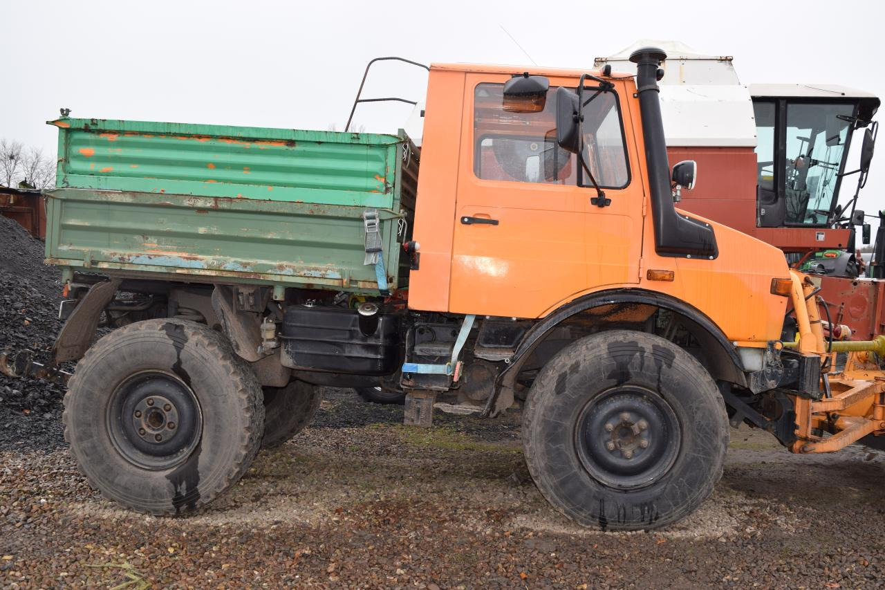 Mercedes-Benz Unimog U1200 - Traktor: 2 kép. Mercedes-Benz Unimog U1200 - Traktor: 2 kép.