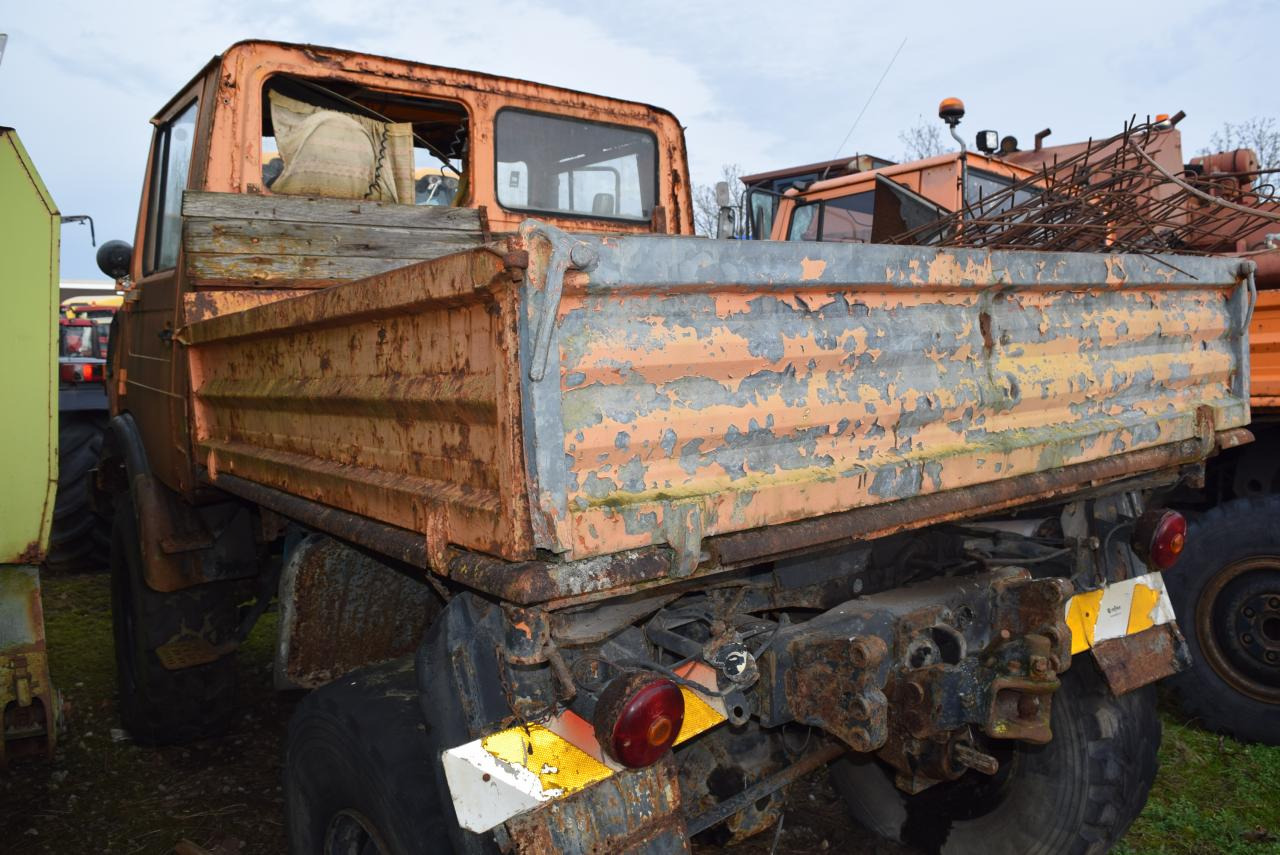 Mercedes-Benz Unimog U1200 - Traktor: 4 kép. Mercedes-Benz Unimog U1200 - Traktor: 4 kép.