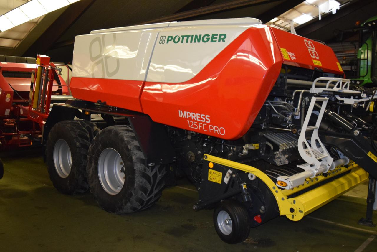 Pöttinger Impress 125 FC Pro *Press-Wickelkombinationen* - Bálázó: 1 kép. Pöttinger Impress 125 FC Pro *Press-Wickelkombinationen* - Bálázó: 1 kép.
