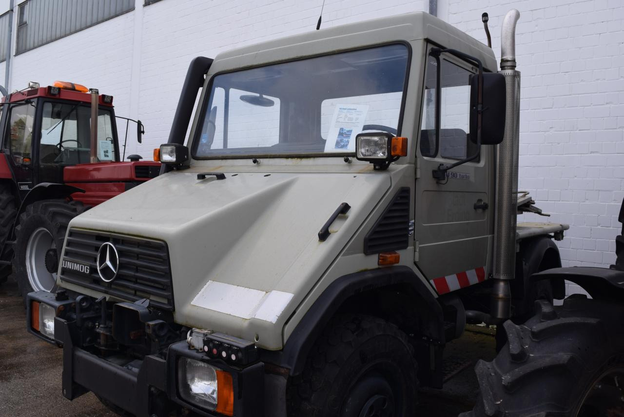 Mercedes-Benz Unimog U 90 - Többcélú/ Speciális jármű: 1 kép. Mercedes-Benz Unimog U 90 - Többcélú/ Speciális jármű: 1 kép.