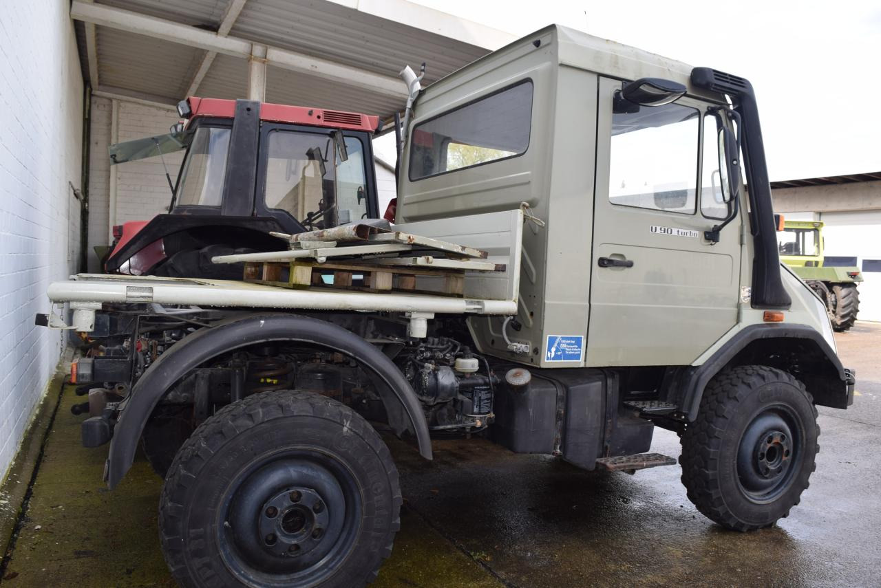 Mercedes-Benz Unimog U 90 - Többcélú/ Speciális jármű: 3 kép. Mercedes-Benz Unimog U 90 - Többcélú/ Speciális jármű: 3 kép.