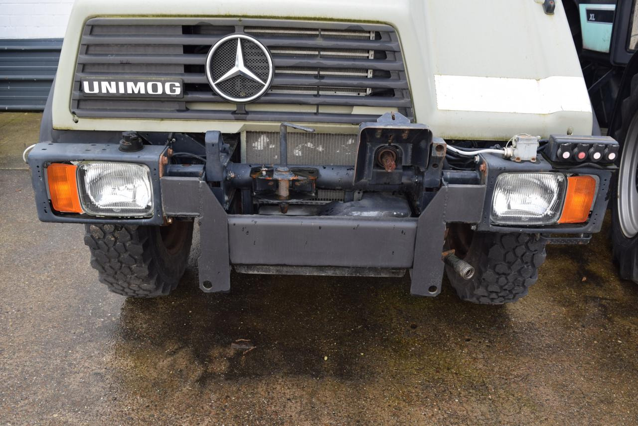 Mercedes-Benz Unimog U 90 - Többcélú/ Speciális jármű: 4 kép. Mercedes-Benz Unimog U 90 - Többcélú/ Speciális jármű: 4 kép.