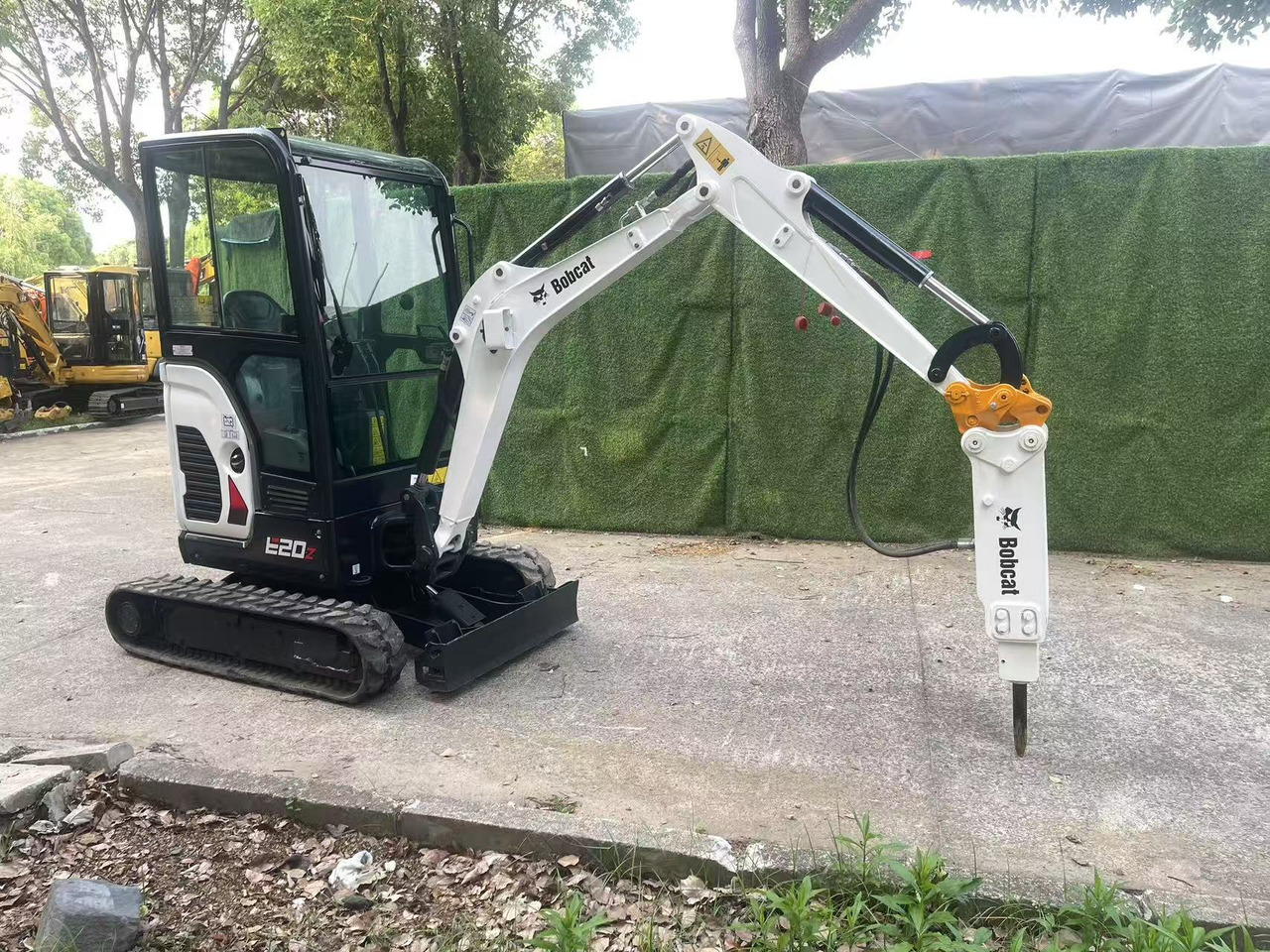 BOBCAT E20Z - Minikotró: 4 kép. BOBCAT E20Z - Minikotró: 4 kép.