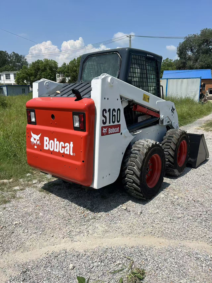 BOBCAT S160 - Mini homlokrakodó: 2 kép. BOBCAT S160 - Mini homlokrakodó: 2 kép.