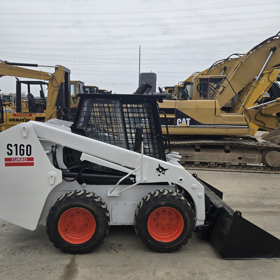 BOBCAT S160 - Mini homlokrakodó: 3 kép. BOBCAT S160 - Mini homlokrakodó: 3 kép.