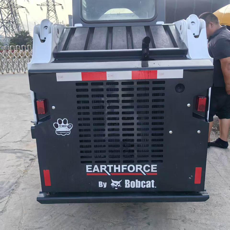 BOBCAT S160 - Mini homlokrakodó: 3 kép. BOBCAT S160 - Mini homlokrakodó: 3 kép.