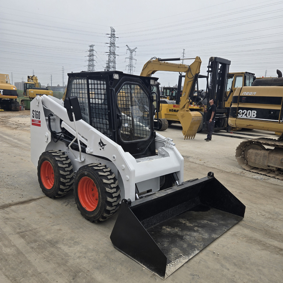 BOBCAT S160 - Mini homlokrakodó: 4 kép. BOBCAT S160 - Mini homlokrakodó: 4 kép.