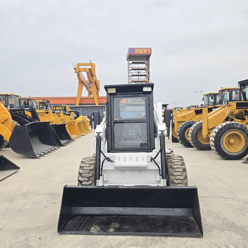BOBCAT S300 - Mini homlokrakodó: 4 kép. BOBCAT S300 - Mini homlokrakodó: 4 kép.