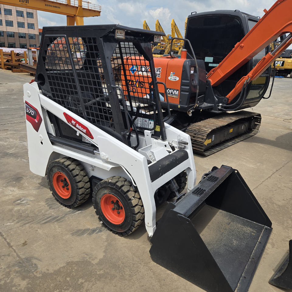BOBCAT S70 - Mini homlokrakodó: 3 kép. BOBCAT S70 - Mini homlokrakodó: 3 kép.