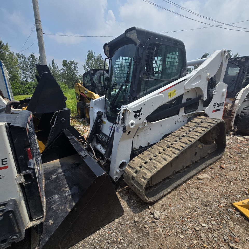 BOBCAT T770 - Mini homlokrakodó: 3 kép. BOBCAT T770 - Mini homlokrakodó: 3 kép.