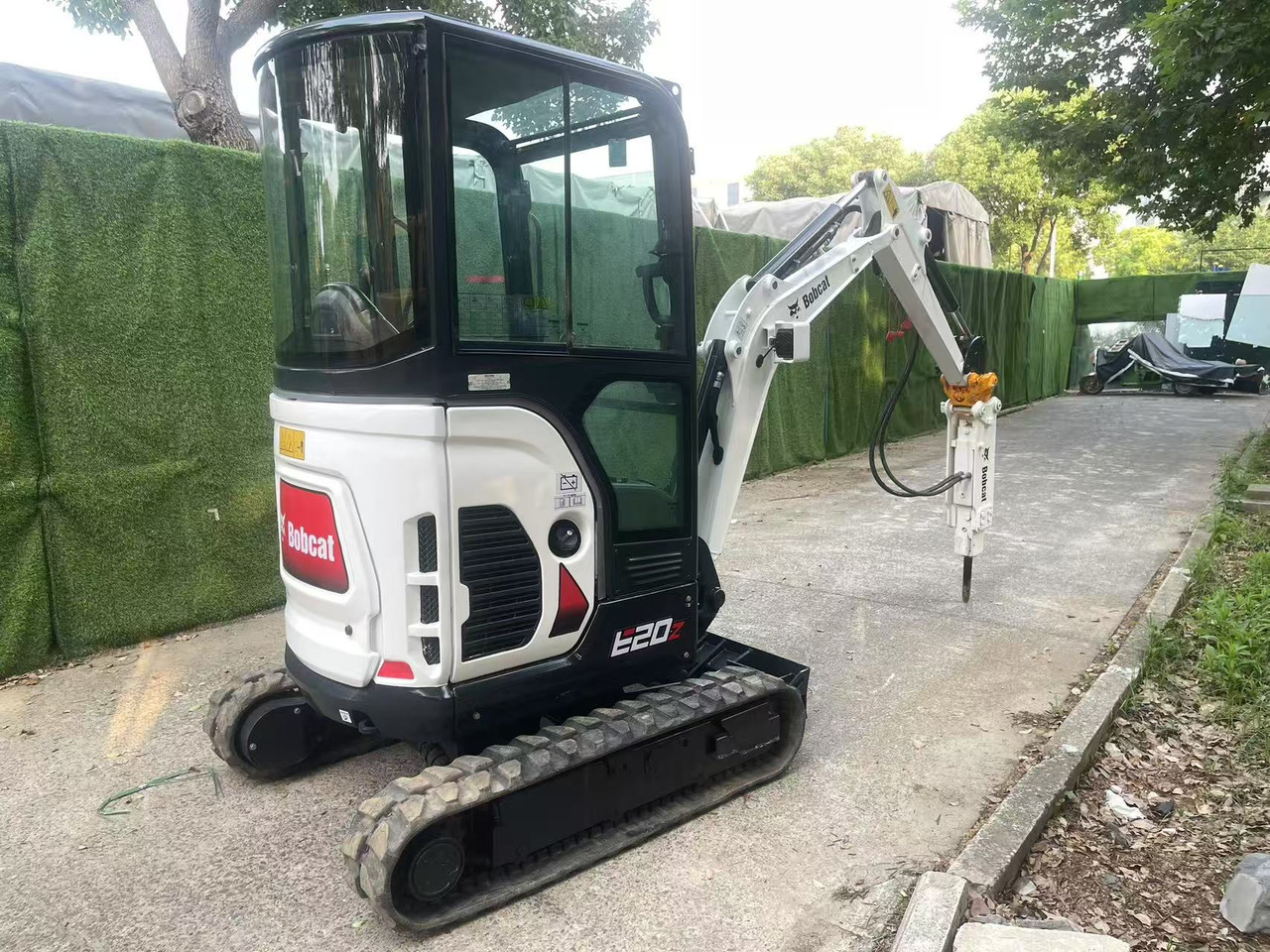 Bobcat E20Z - Minikotró: 4 kép. Bobcat E20Z - Minikotró: 4 kép.