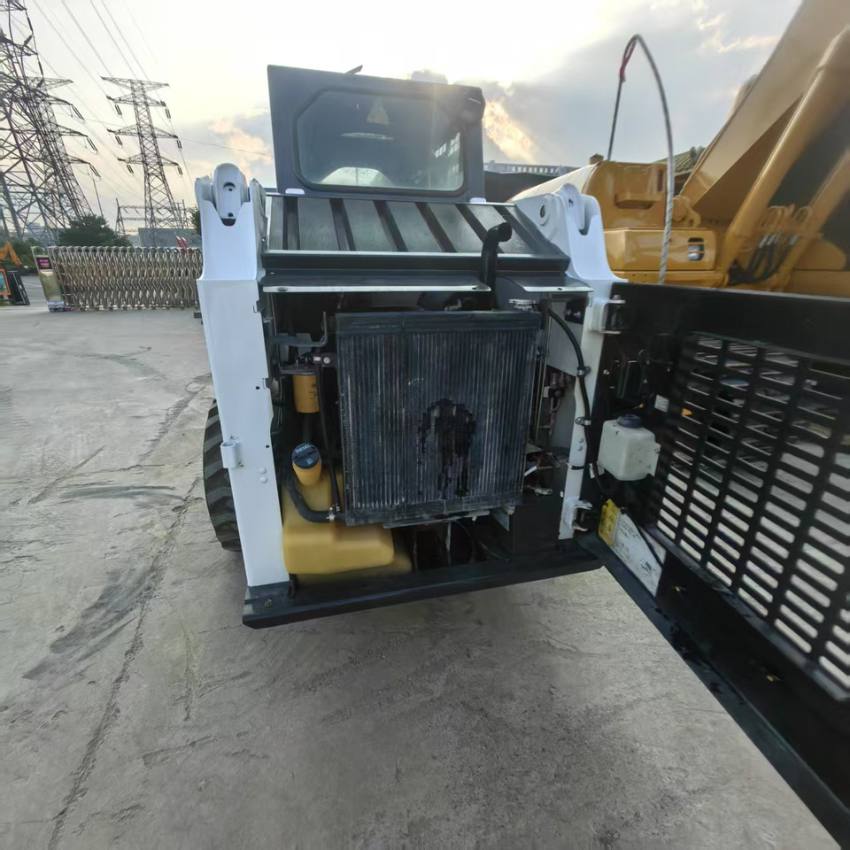 Bobcat S160 - Mini homlokrakodó: 4 kép. Bobcat S160 - Mini homlokrakodó: 4 kép.