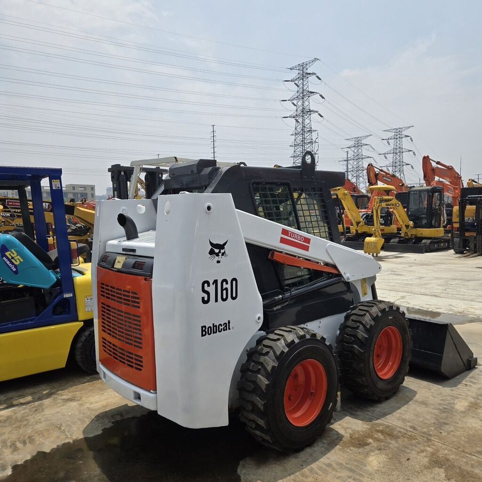 Bobcat S160 - Mini homlokrakodó: 3 kép. Bobcat S160 - Mini homlokrakodó: 3 kép.