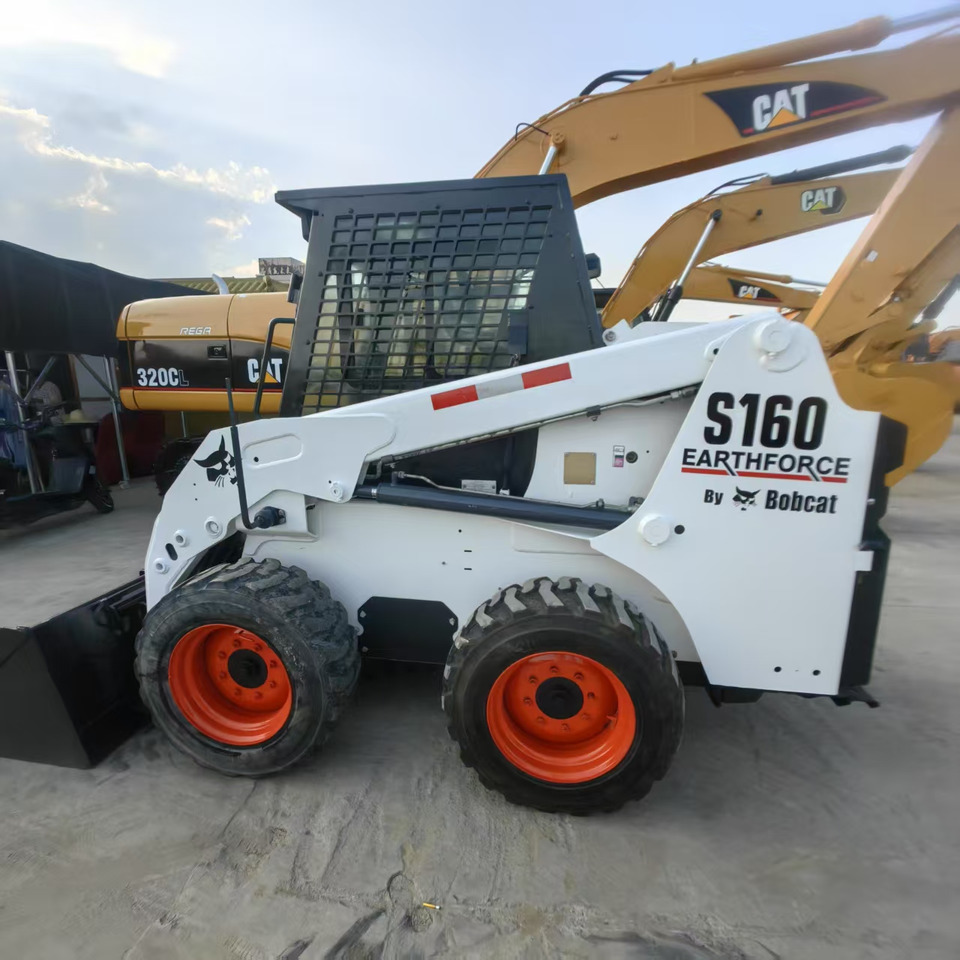 Bobcat S160 - Mini homlokrakodó: 1 kép. Bobcat S160 - Mini homlokrakodó: 1 kép.