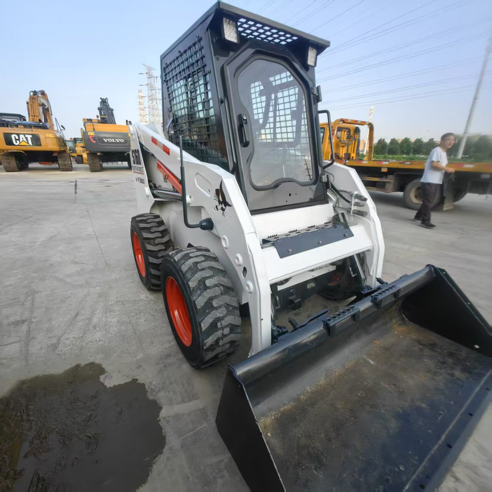 Bobcat S160 - Mini homlokrakodó: 3 kép. Bobcat S160 - Mini homlokrakodó: 3 kép.