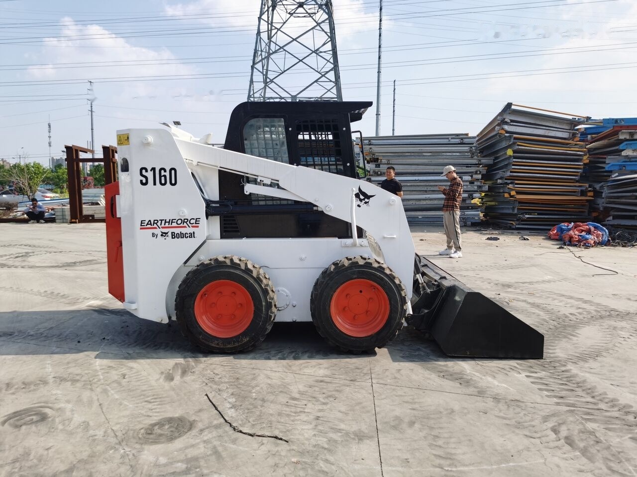 Bobcat S160 - Mini homlokrakodó: 2 kép. Bobcat S160 - Mini homlokrakodó: 2 kép.