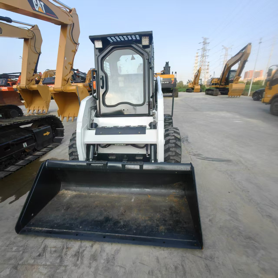 Bobcat S160 - Mini homlokrakodó: 2 kép. Bobcat S160 - Mini homlokrakodó: 2 kép.