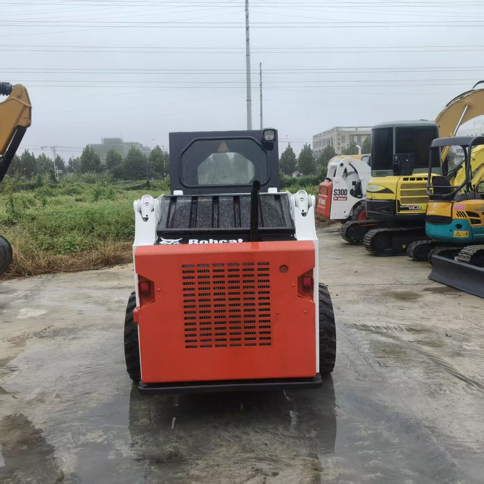 Bobcat S300 - Mini homlokrakodó: 3 kép. Bobcat S300 - Mini homlokrakodó: 3 kép.