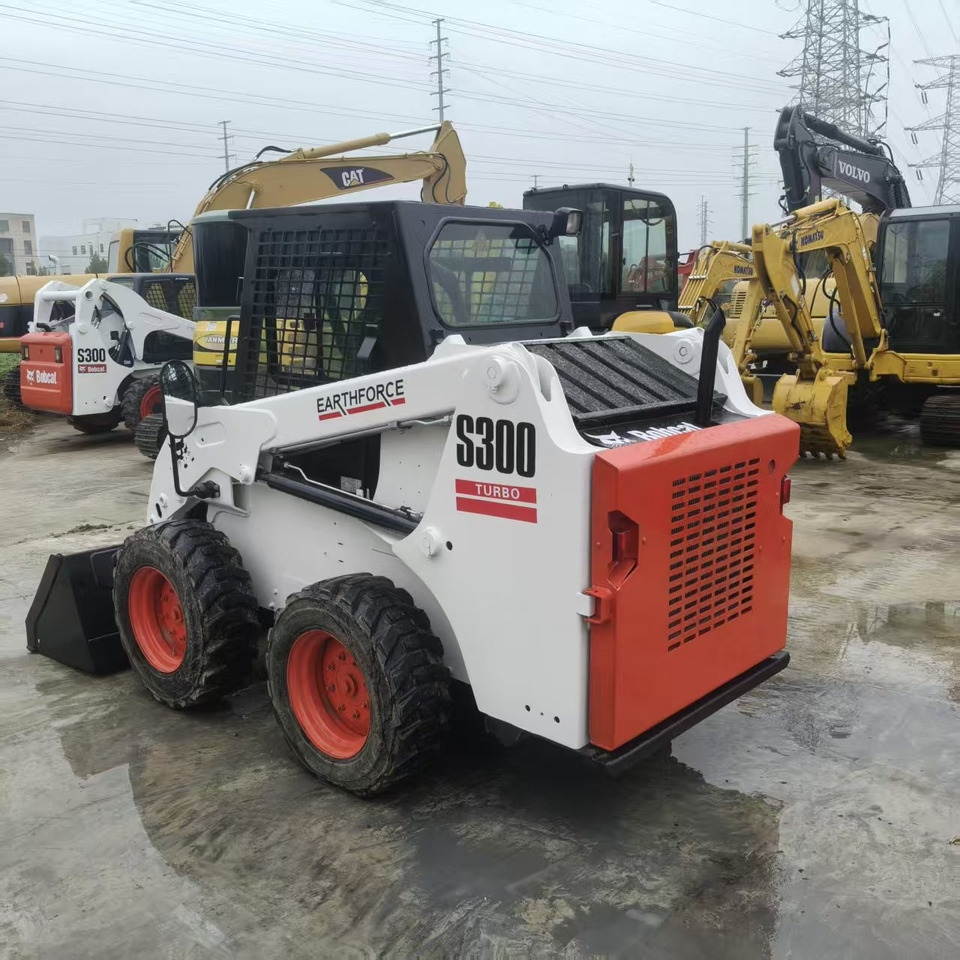 Bobcat S300 - Mini homlokrakodó: 2 kép. Bobcat S300 - Mini homlokrakodó: 2 kép.