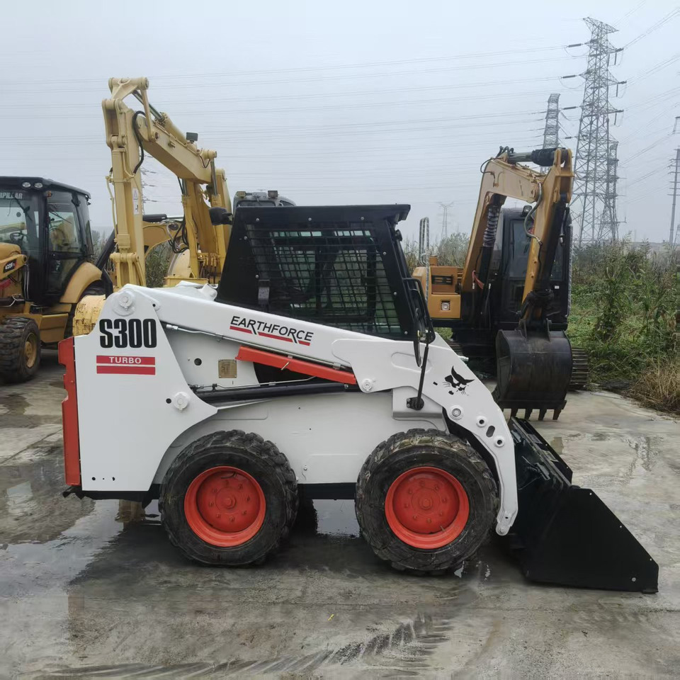 Bobcat S300 - Mini homlokrakodó: 5 kép. Bobcat S300 - Mini homlokrakodó: 5 kép.