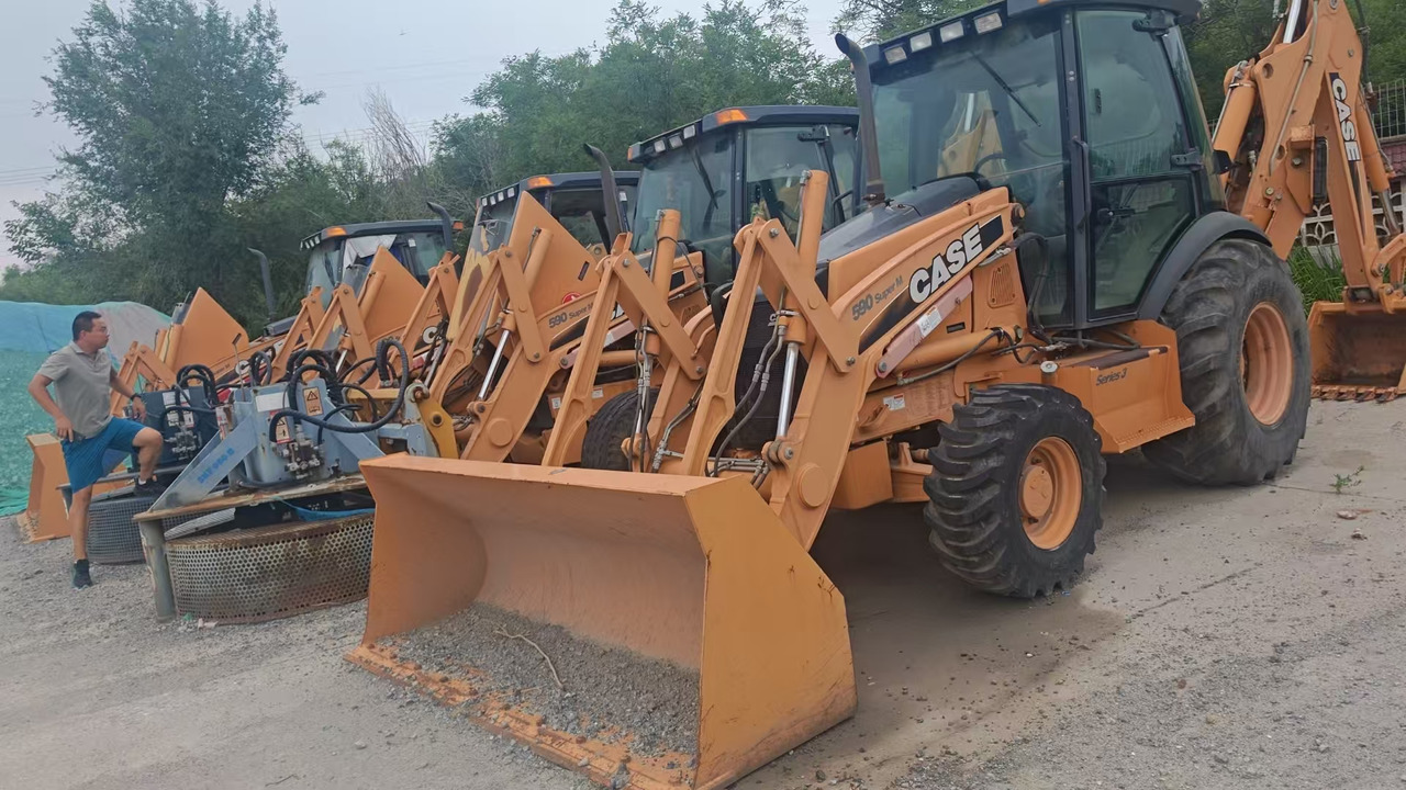 CASE 590 - Kotrórakodó: 1 kép. CASE 590 - Kotrórakodó: 1 kép.