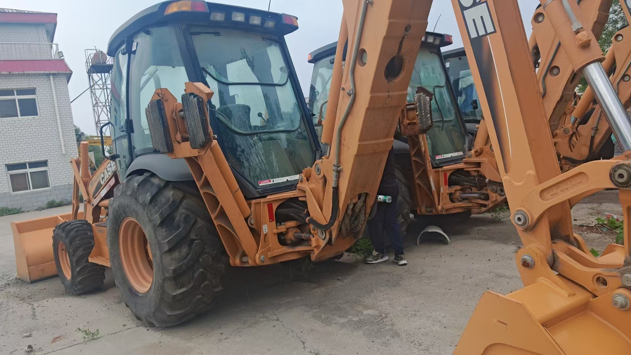 CASE 590 - Kotrórakodó: 3 kép. CASE 590 - Kotrórakodó: 3 kép.