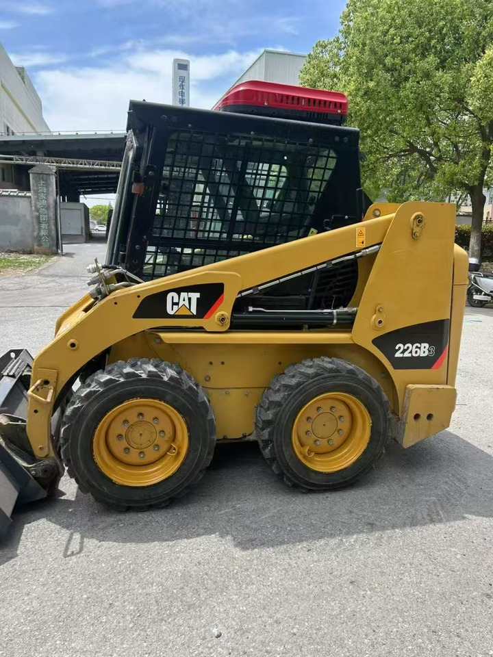 CAT 226B3 - Mini homlokrakodó: 3 kép. CAT 226B3 - Mini homlokrakodó: 3 kép.