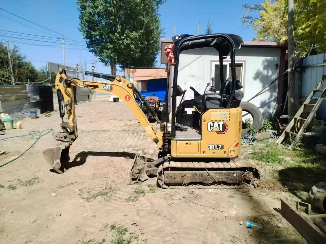 CAT 301.7 - Minikotró: 3 kép. CAT 301.7 - Minikotró: 3 kép.