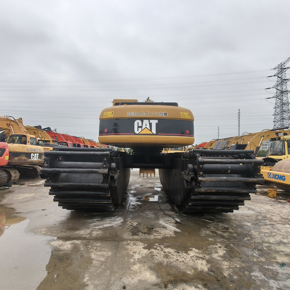 CAT 320C - Kétéltű kotrógép: 5 kép. CAT 320C - Kétéltű kotrógép: 5 kép.