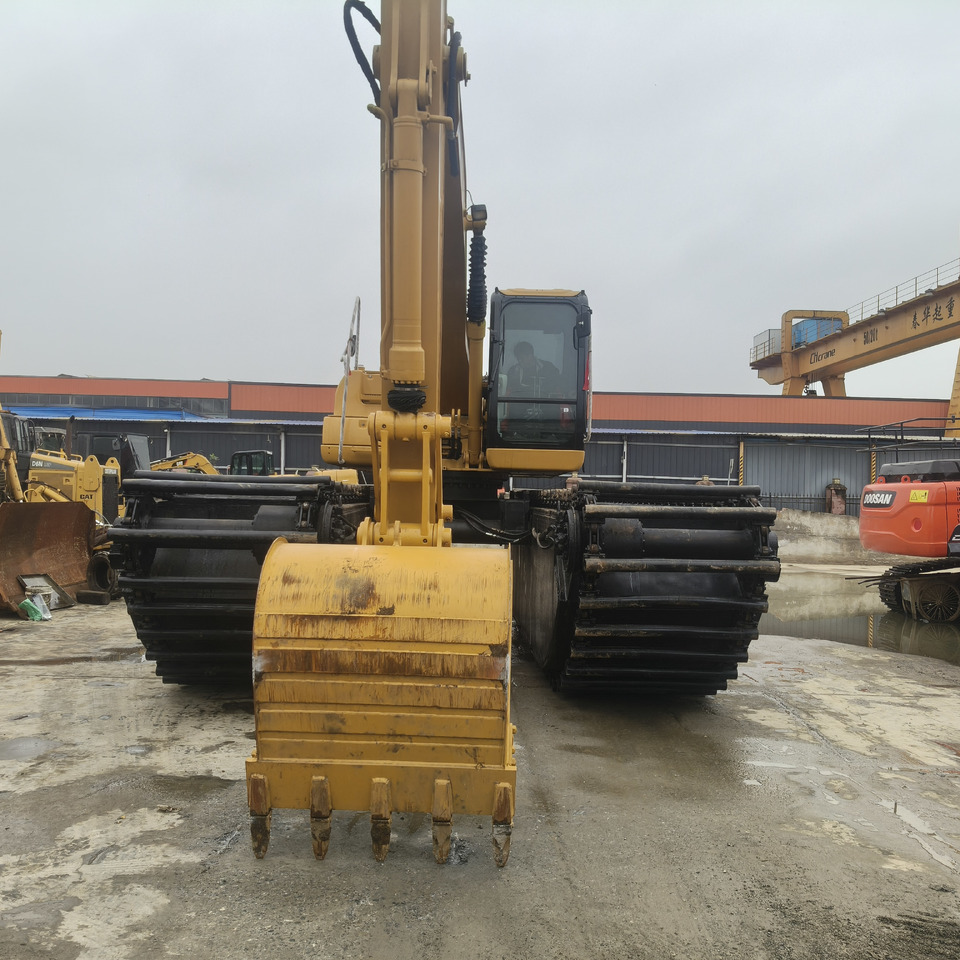 CAT 320C - Kétéltű kotrógép: 1 kép. CAT 320C - Kétéltű kotrógép: 1 kép.