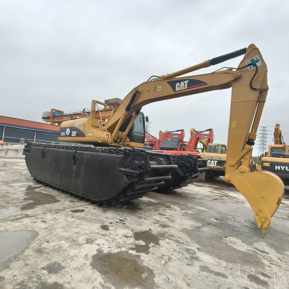CAT 320C - Kétéltű kotrógép: 2 kép. CAT 320C - Kétéltű kotrógép: 2 kép.
