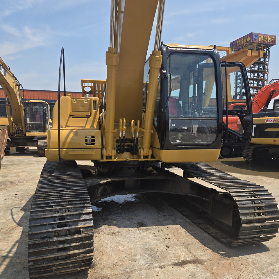 CAT 320C - Lánctalpas kotró: 3 kép. CAT 320C - Lánctalpas kotró: 3 kép.