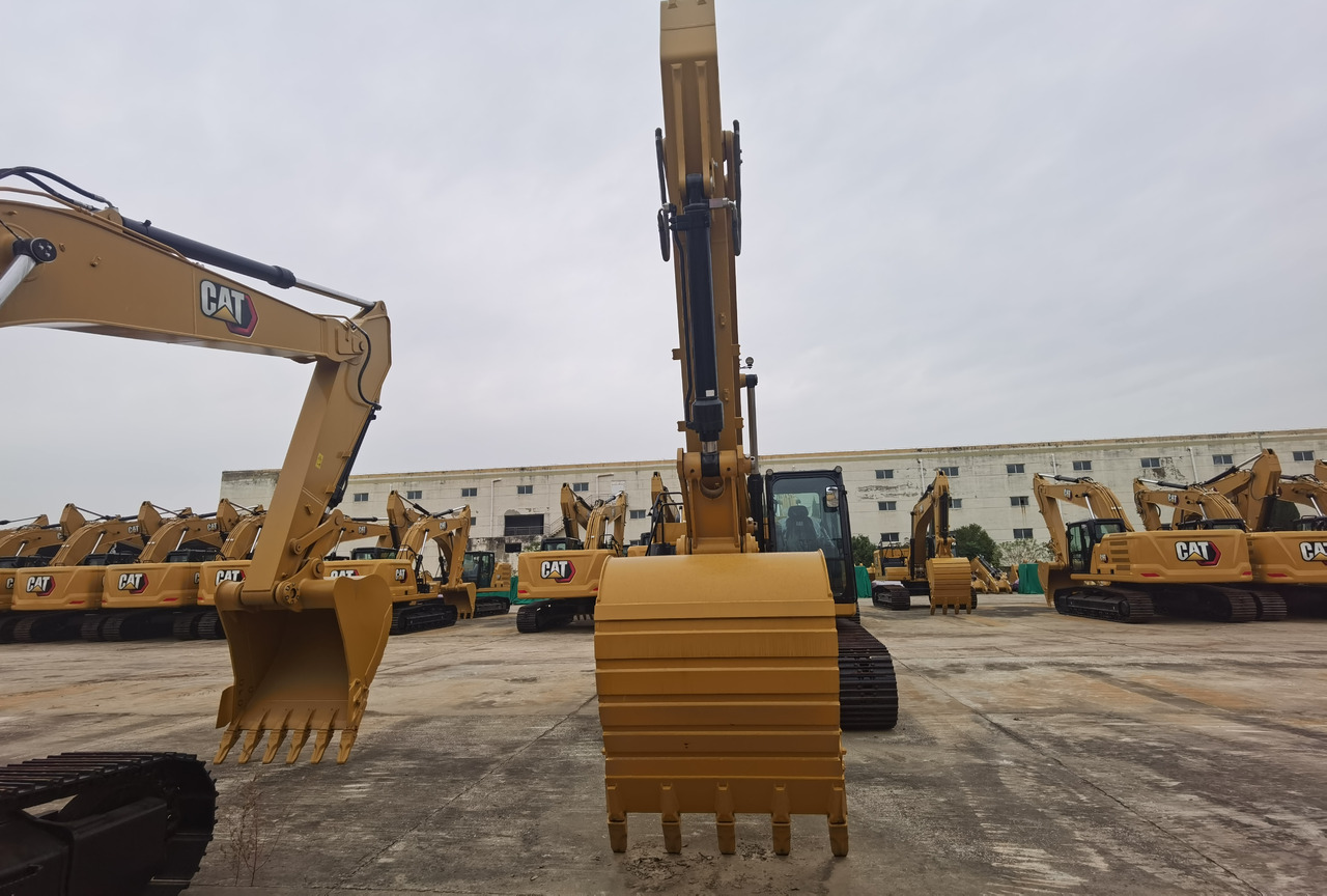 CAT 330GC - Lánctalpas kotró: 3 kép. CAT 330GC - Lánctalpas kotró: 3 kép.
