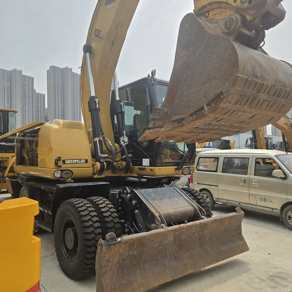 CAT M320D2 - Gumikerekes kotró: 3 kép. CAT M320D2 - Gumikerekes kotró: 3 kép.