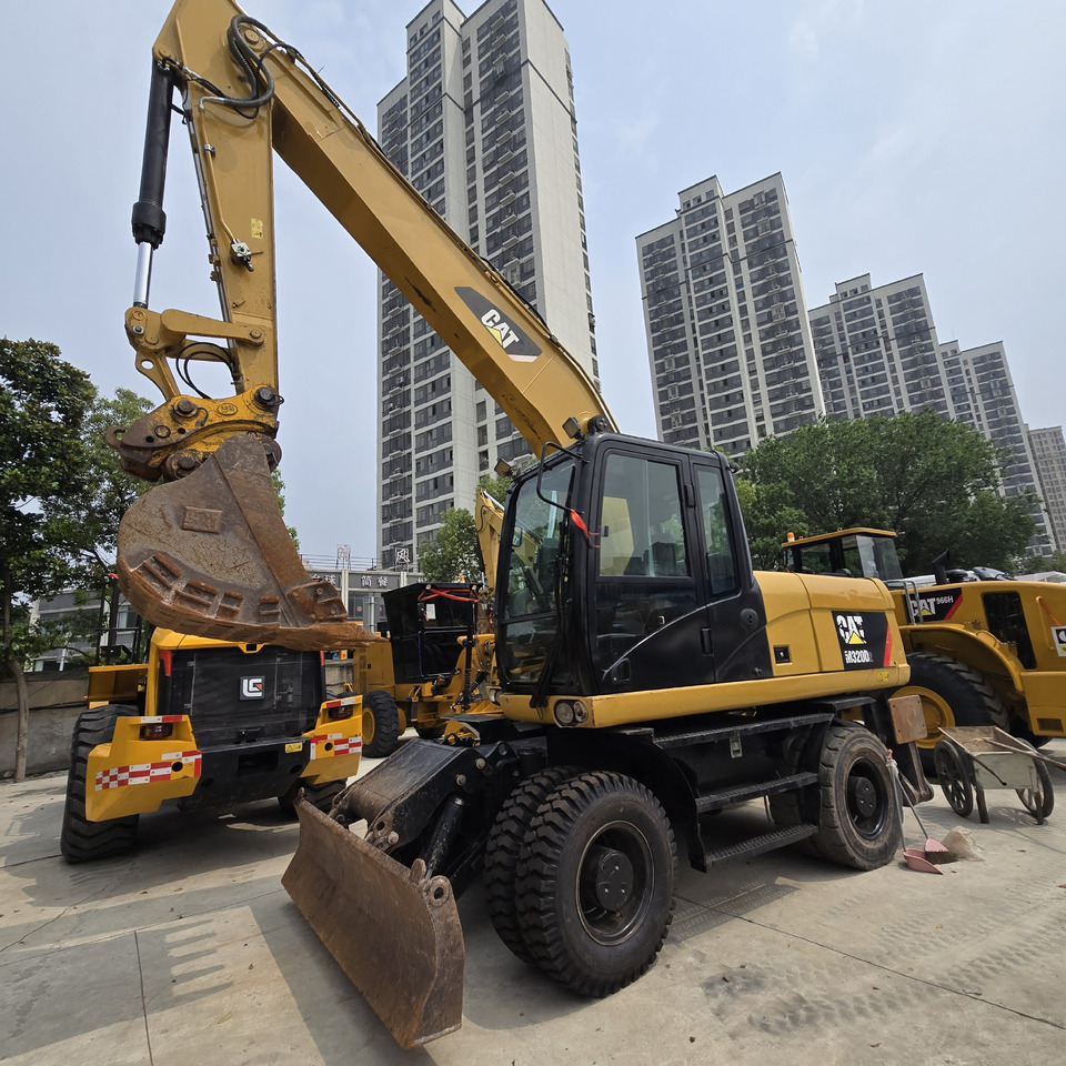 CAT M320D2 - Gumikerekes kotró: 1 kép. CAT M320D2 - Gumikerekes kotró: 1 kép.