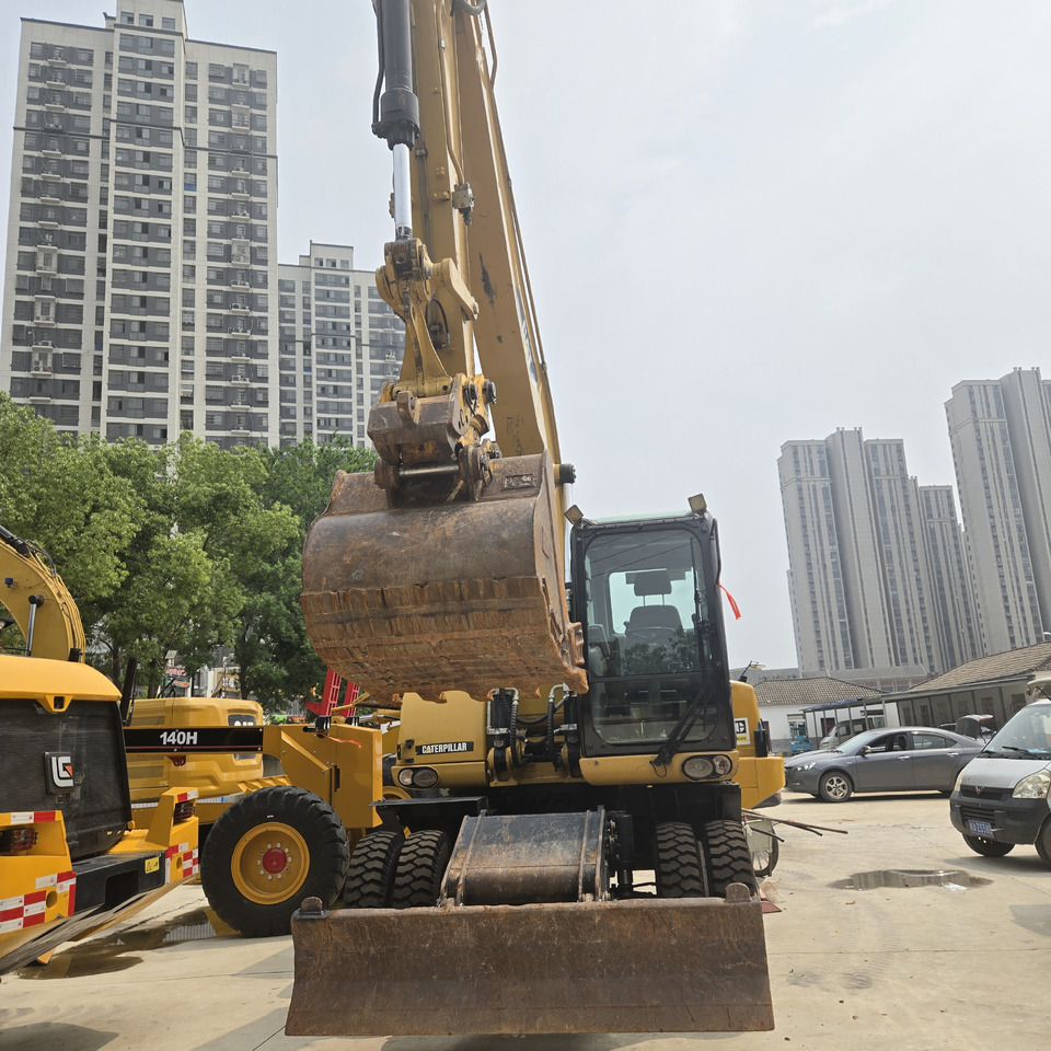 CAT M320D2 - Gumikerekes kotró: 2 kép. CAT M320D2 - Gumikerekes kotró: 2 kép.