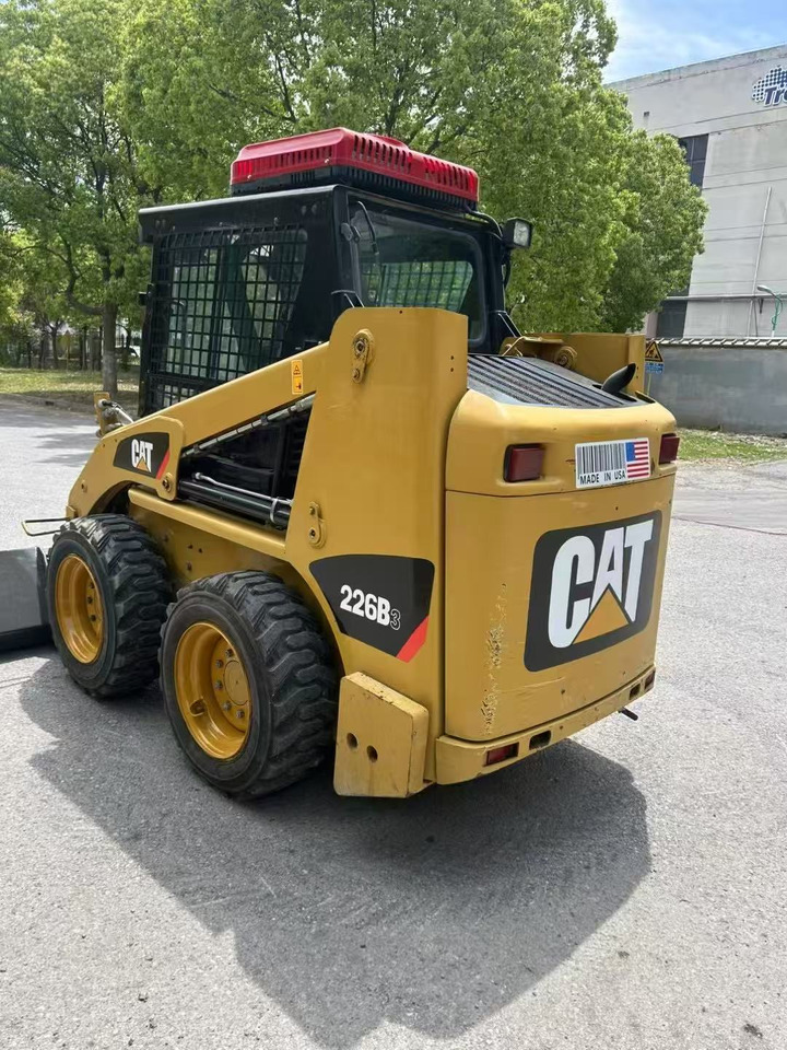 CATERPILLAR 226B-3 - Mini homlokrakodó: 3 kép. CATERPILLAR 226B-3 - Mini homlokrakodó: 3 kép.