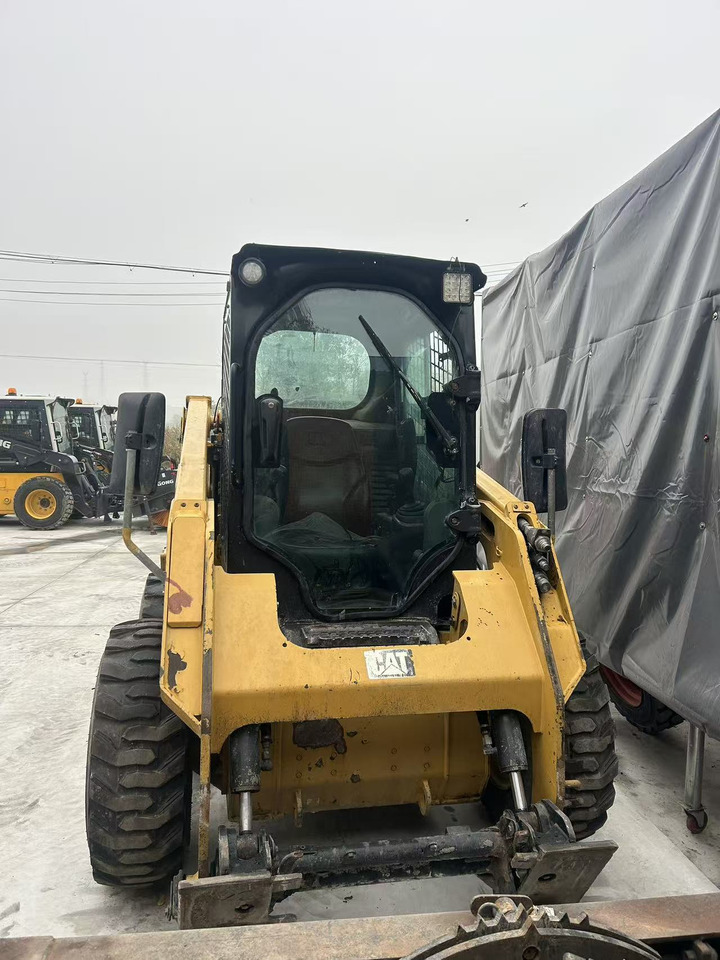 CATERPILLAR 236D - Mini homlokrakodó: 3 kép. CATERPILLAR 236D - Mini homlokrakodó: 3 kép.