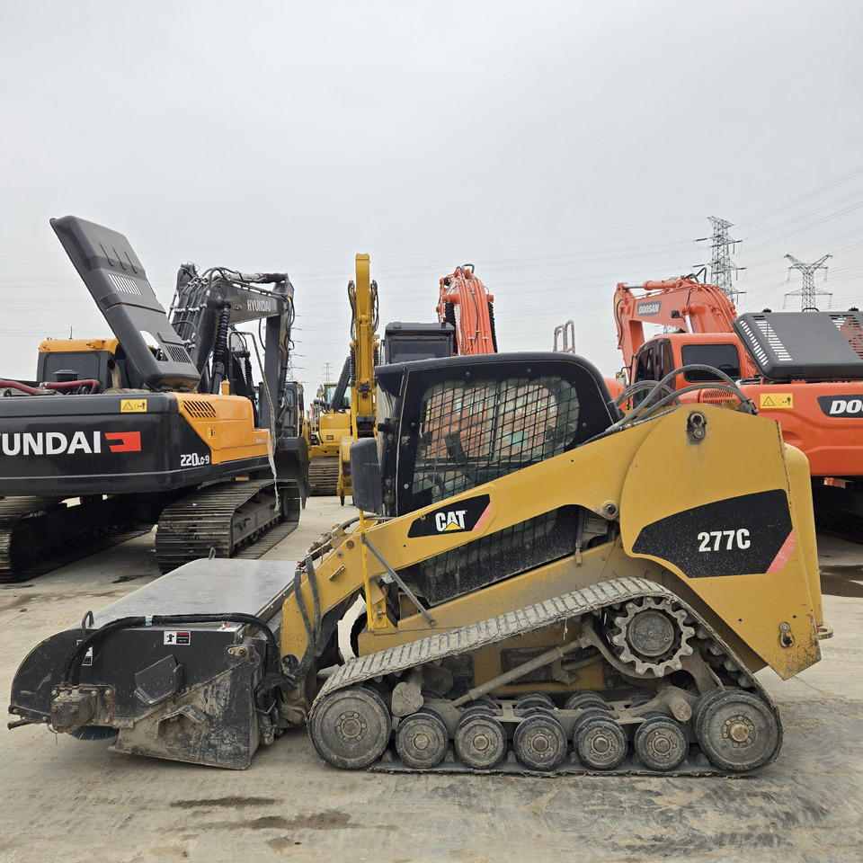 CATERPILLAR 277C - Mini homlokrakodó: 5 kép. CATERPILLAR 277C - Mini homlokrakodó: 5 kép.