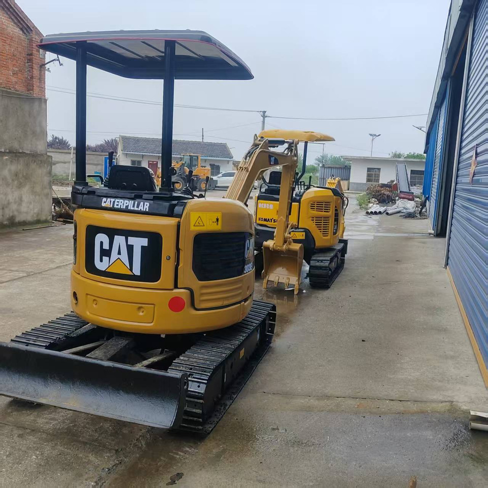 CATERPILLAR 303ECR - Minikotró: 3 kép. CATERPILLAR 303ECR - Minikotró: 3 kép.
