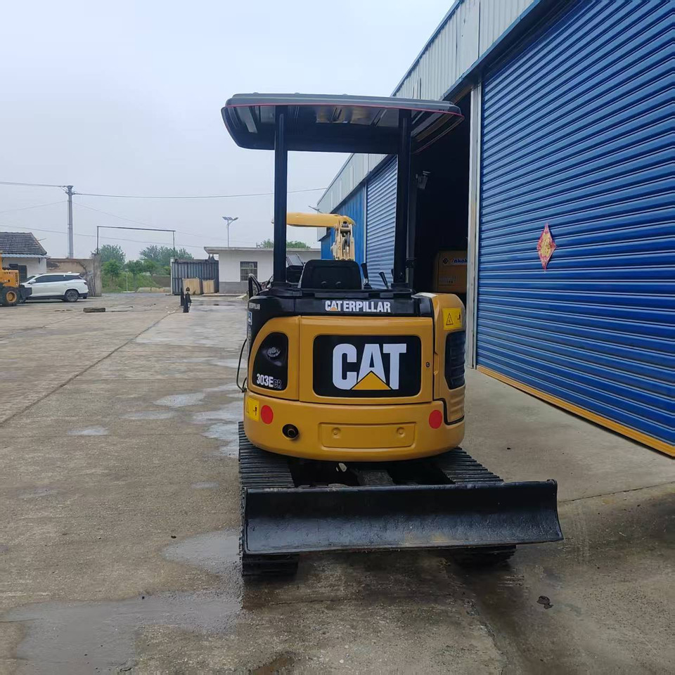 CATERPILLAR 303ECR - Minikotró: 2 kép. CATERPILLAR 303ECR - Minikotró: 2 kép.